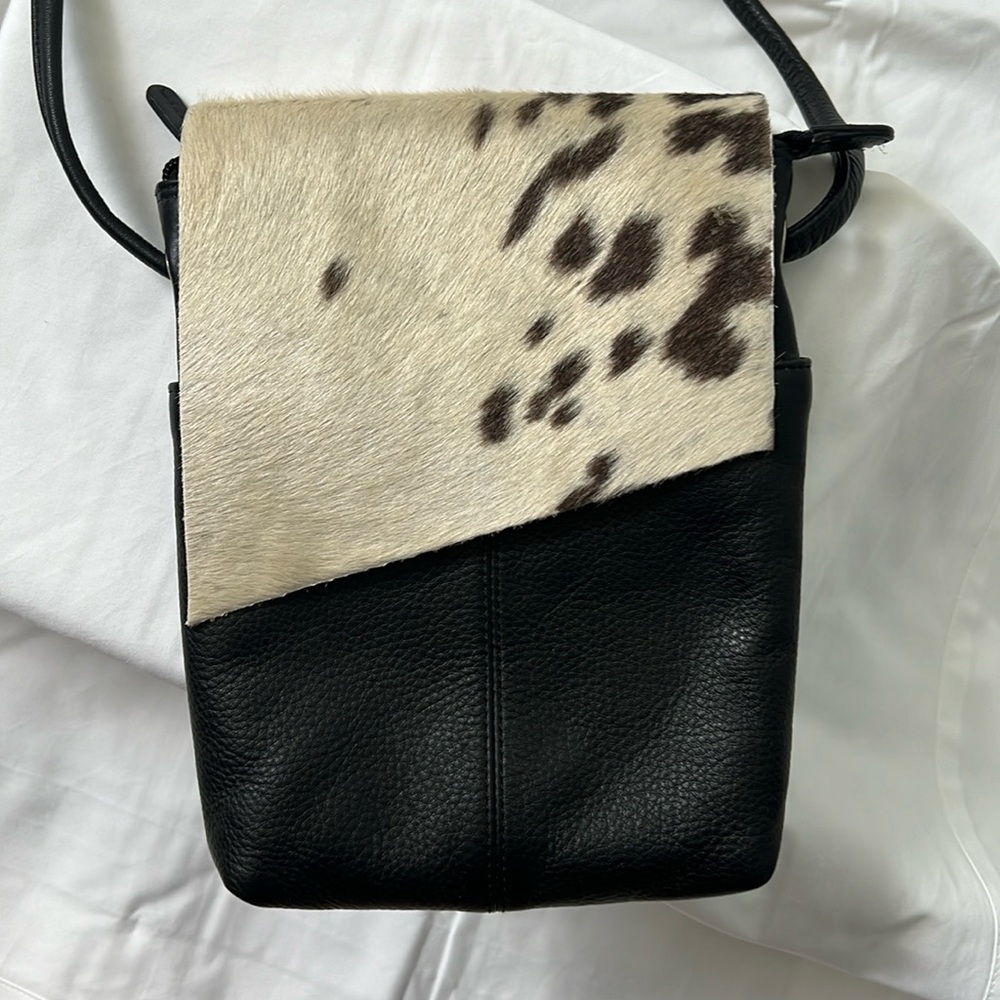 Like new Black Overland Cowhide Soft Leather Cross-body bag.